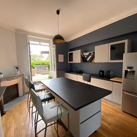 Apartment De Caractere Climatise Avec Terrasse Avenue Foch